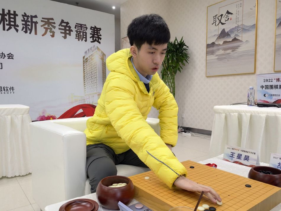 她随即看向赖布衣，带着明显的怒气质问道：赖大师，你今天如果不给我一个合理的解释，就哪也别去了。